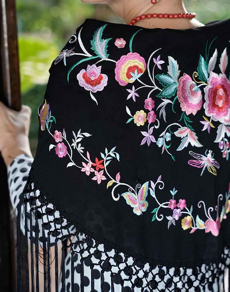 Manton Negro Bordado En Colores