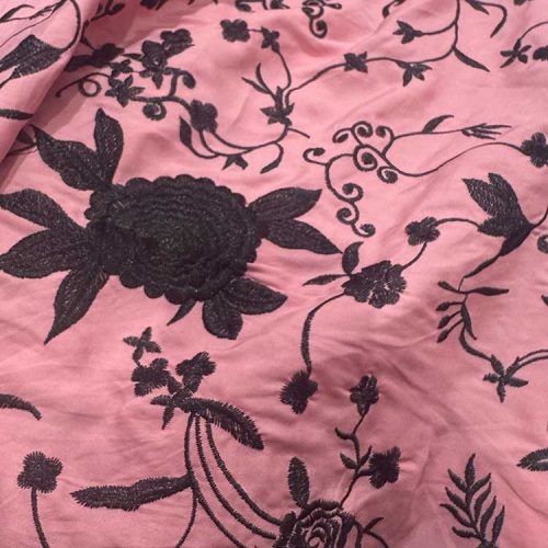 Tela Rosa Bordada En Negro